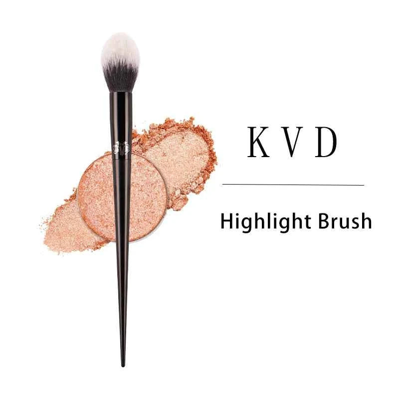 Kat Von D- Makeup Brush 04 Highlight Brush Soft Fiber Hair Elegant Black Handle Brushes for Woman